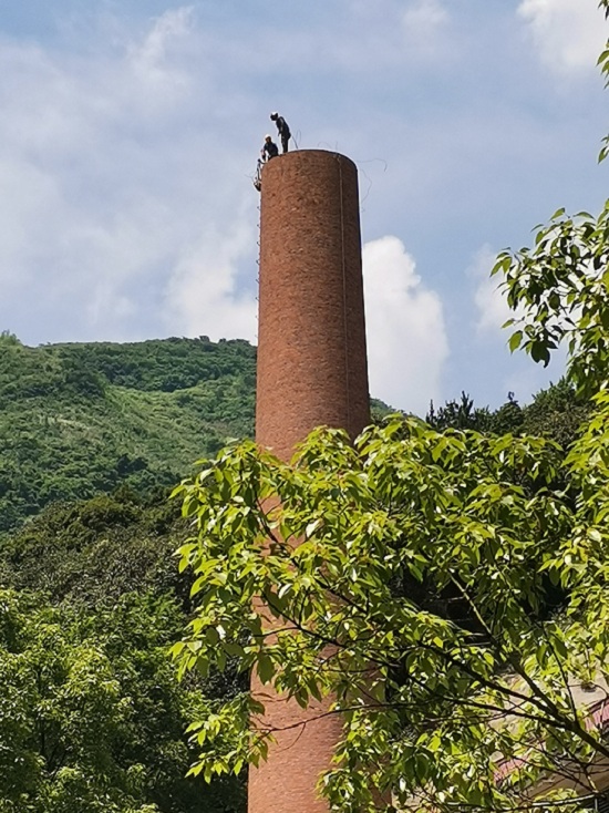 烟囱人工拆除公司专业安全 贴心周到的服务