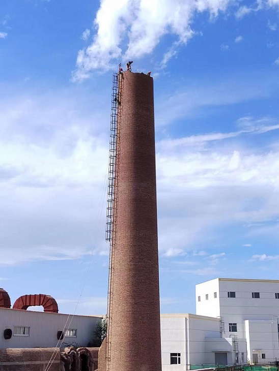 鄂尔多斯烟囱拆除公司:环保拆除,确保施工现场的安全